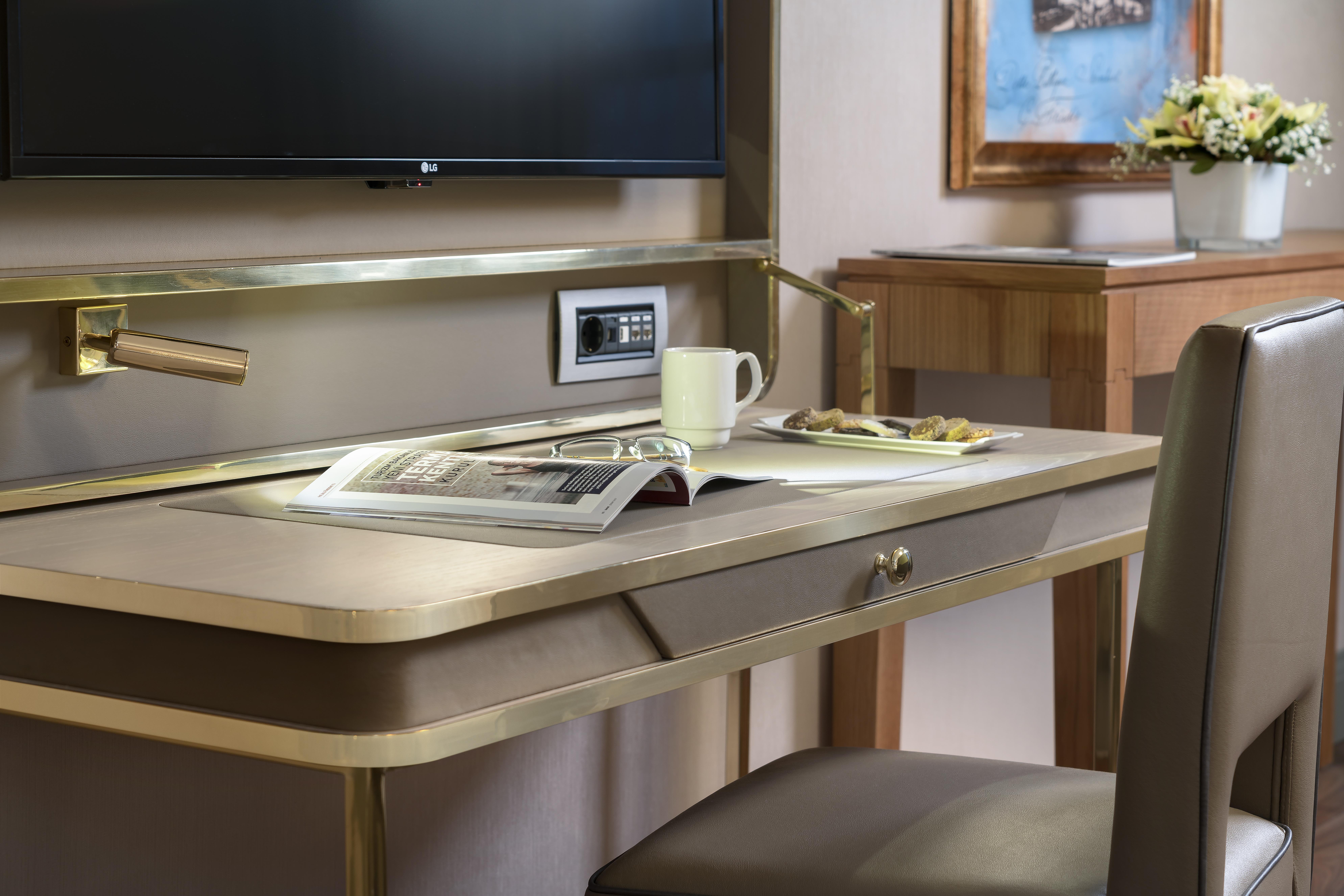 Millennium Istanbul Golden Horn Hotel Exterior photo A desk in a hotel room