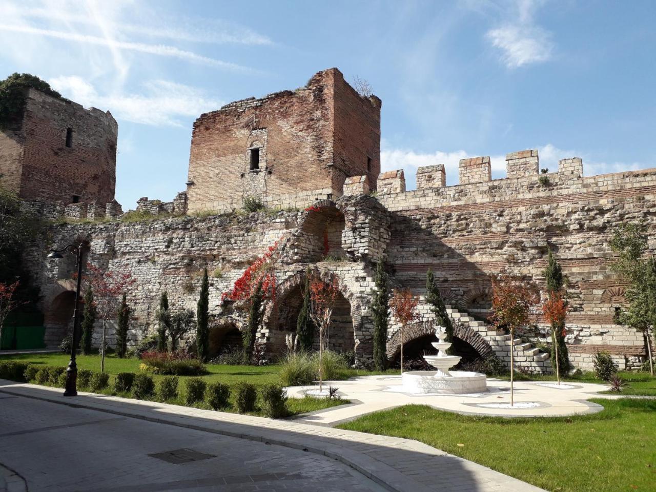 Millennium Istanbul Golden Horn Hotel Exterior photo The Roman gate